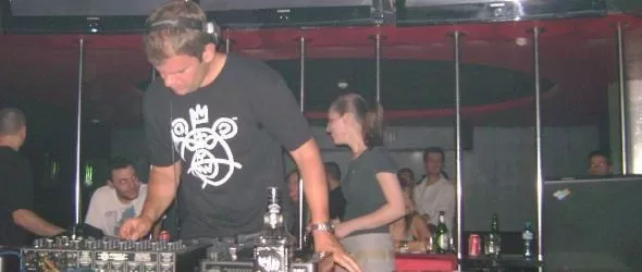 Стентън Уориър! И сам войнът е воин зад пулта в София