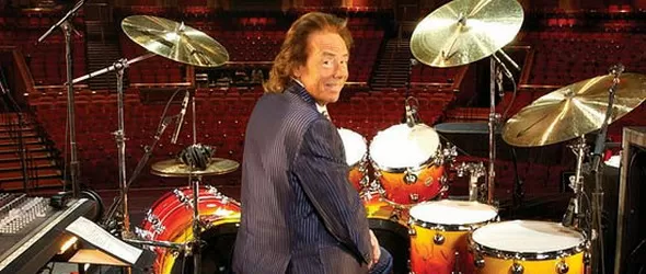 Барабанистът на Елтън Джон в Календар по Нова