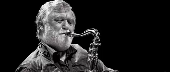 Почитат Бари Уайт в Sofia Live Club. Саксофон в пулта на диджея