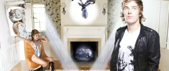 Диджеят Адам Фрийленд в прав такт на купона 3D Disco™