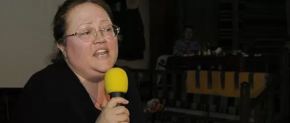 Ваня Костова върви по бензиностанциите