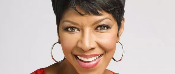 Баня и пиано с червени рози в гримьорната на Натали Коул