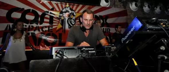 19 смъртни случая и 350 ранени на сета на Марк Найт в Дуисбург