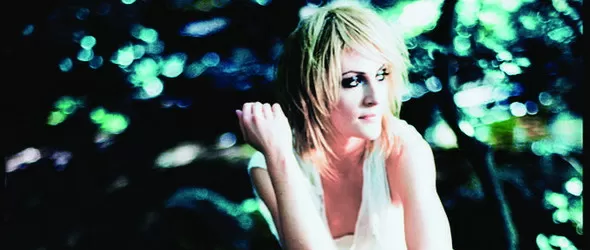 Емили Хейнс вдигна полата и нагази смело в Здрач