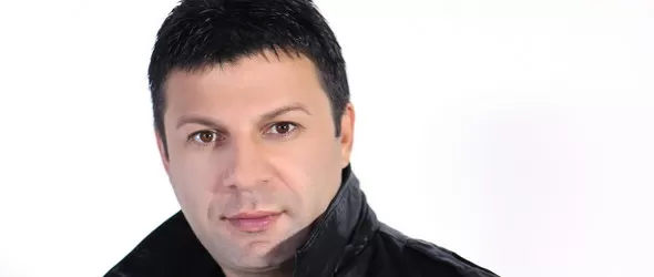 Тони Стораро на една сцена с турската звезда Сердар Ортач