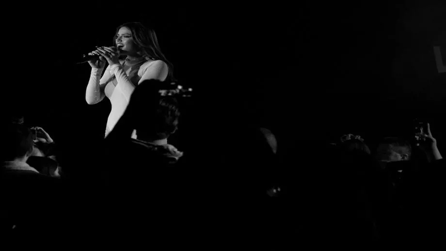 Dara препълни Joy Station, представи стилно първия си албум "Родена такава"