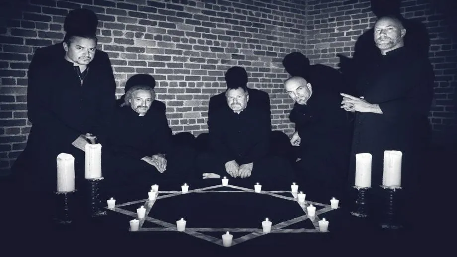Спечели биографичната книга за Faith No More на Ейдриън Харт "Small Victories"