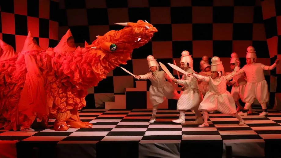 Впечатляващият мюзикъл "Алиса в огледалния свят" ще зарадва децата във Велико Търново и София през август