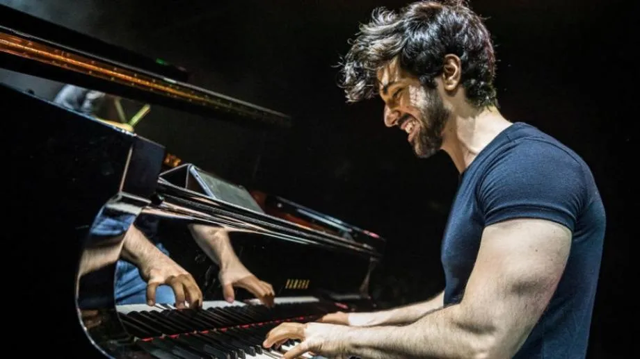 "Ергенът" Евгени Генчев с първи концерт в България, ще представи избраницата си Валерия в пловдивския античен театър