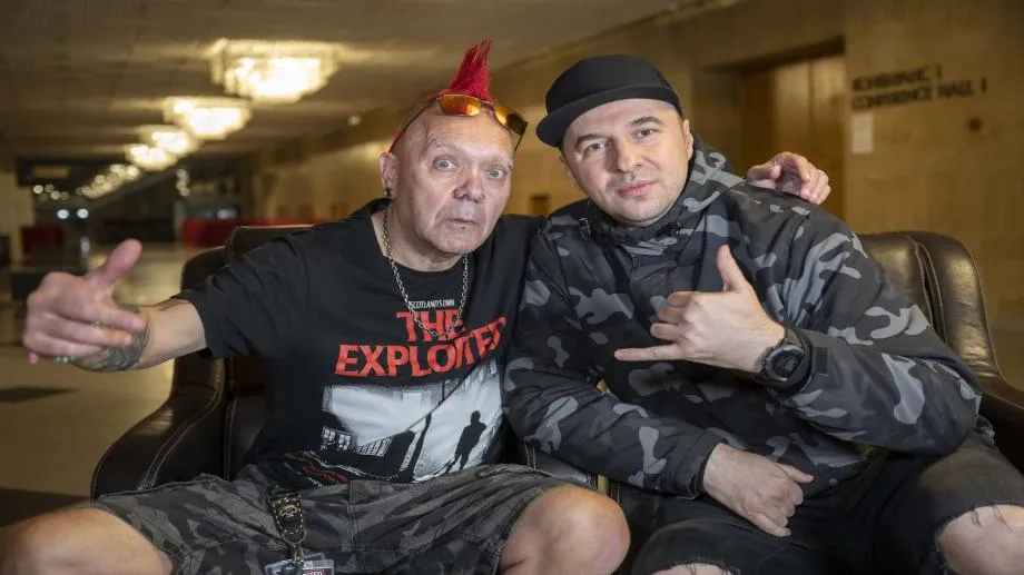 Wattie Buchan (The Exploited) и Testament в едър план по "Фрактура"