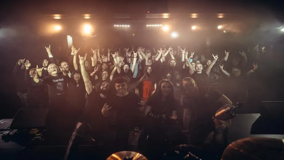 Sevi отпразнуваха 14 години с концерт и премиера на новото си видео "World That Doesn’t Fit"