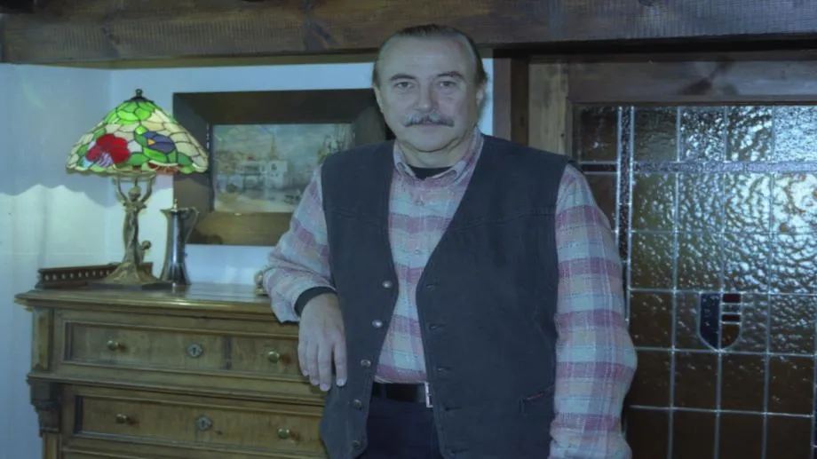 Мускетарски марш с Кирил Маричков към звездите. Плешивото куче отдава почит към Големия конник на българския рок