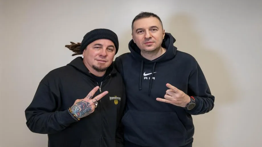 Sonny Sandoval (P.O.D.) и Skindred в едър план по "Фрактура"