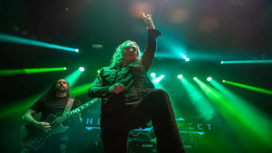 The Halo Effect на живо: ореол от мелодия и огън над София