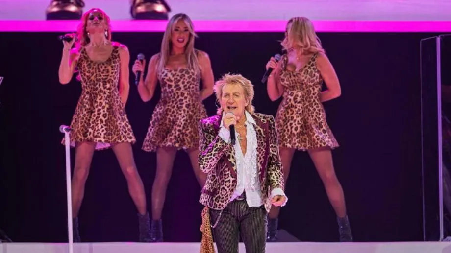 Вечният Род Стюърт на 80 години дебютира в България