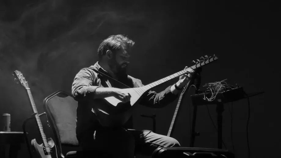 В Страната на мрака с Бен Уилър. Етномузикологът и авангарден композитор ще свири в София, Русе и Варна