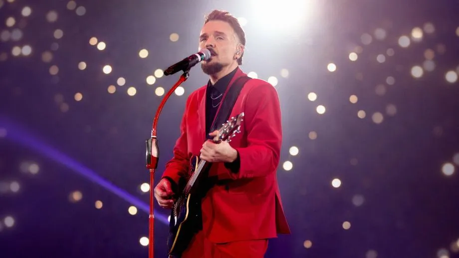 Графа представя емоционалната песен "Картина", а книгата "Графа Live" оживява във видеоформат