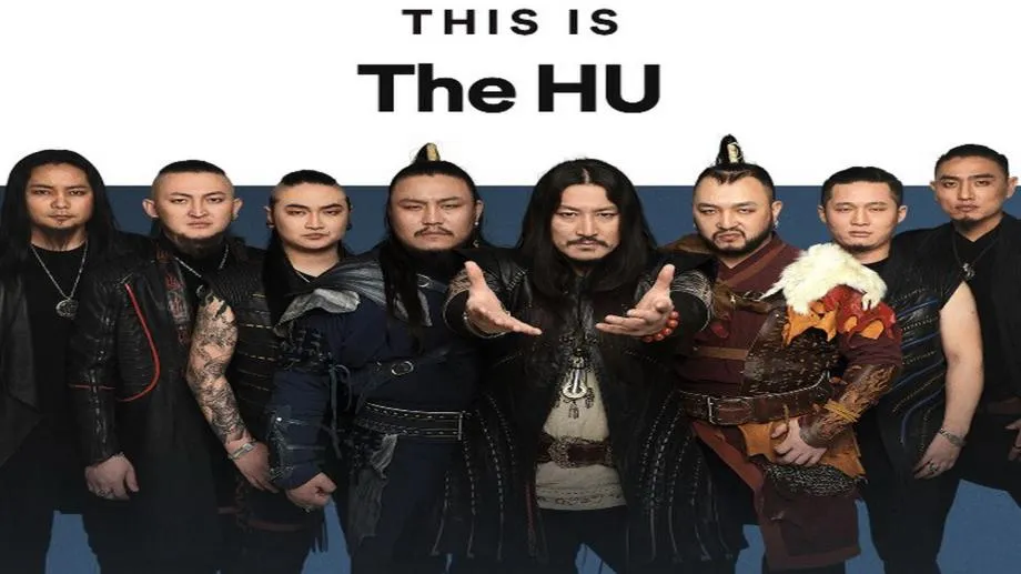Монголски метъл шаманизъм от The HU и индъстриъл от антикапиталистите Ди Крупс в Часа на Плешивото куче. С малко предизборен лай в саундтрака